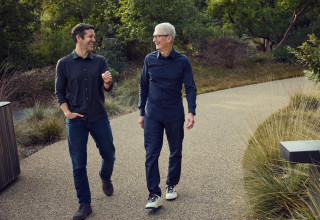 טים קוק וג'ון טרנוס (צילום: אפל)