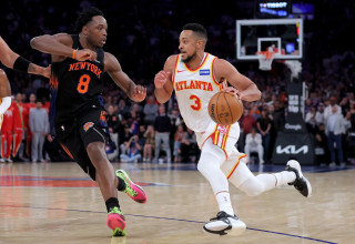 שחקן אטלנטה הוקס, סי ג'יי מקולום, מול שחקן ניו יורק ניקס, או ג'י אנונובי (צילום: רויטרס)