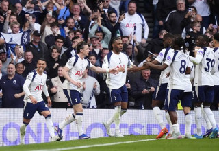 שחקני טוטנהאם חוגגים (צילום: Jordan Pettitt - PA Images)