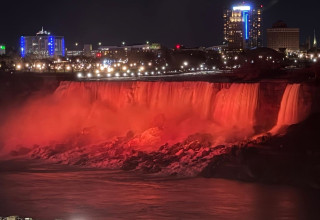 מפלי הניאגרה נצבעו בכתום לזכרם של בני משפחת ביבס ז"ל (צילום: שקד פז - המטייל אמריקה)