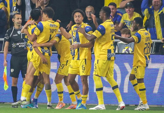 שחקני מכבי תל אביב חוגגים (צילום: קובי אליהו)