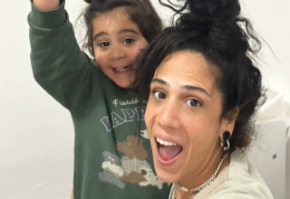 מחכים שהאזעקה תסתיים. עדי דאר אוחיון עם בנה ראם-טוב בממ"ד  (צילום: פרטי)