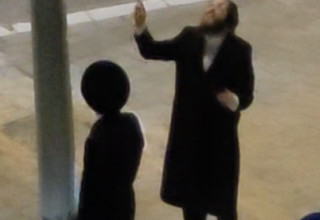 חרדים מורידים דגלי ישראל בבית שמש (צילום: רשתות חברתיות, שימוש לפי סעיף 27א' לחוק זכויות היוצרים)