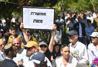 מחאה נגד הממשלה בטקס יום הזיכרון בקריית שאול (צילום: אבשלום ששוני)