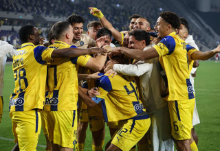 שחקני מכבי תל אביב חוגגים אחרי ניצחון בדרבי (צילום: קובי אליהו)