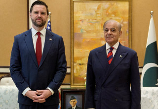 שריף וג'יי די ואנס בסבב השיחות הראשון בפקיסטן (צילום: רויטרס)