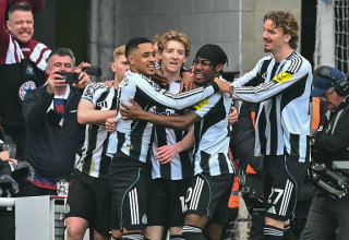 אנתוני גורדון ושחקני ניוקאסל חוגגים (צילום: Getty images)