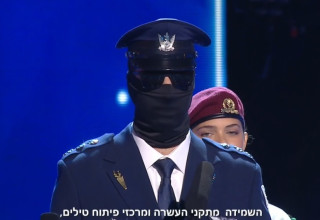 אלוף משנה מ' משיא משואה בטקס יום העצמאות 2026 (צילום: צילום מסך לע"מ)