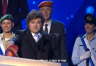 נשיא ארגנטינה חאבייר מיליי מדליק משואה בטקס יום העצמאות 2026 (צילום: צילום מסך לע"מ)