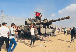 טבח ה-7 באוקטובר: עזתים על טנק צה"לי (צילום: שימוש לפי סעיף 27א')