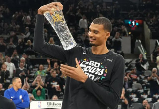 וומבי מציג את תואר שחקן ההגנה של העונה (צילום: רויטרס)