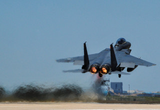 מטוס קרב F-15K של דרום קוריאה (צילום: Courtesy Colville McFee/U.S. Air Force/Handout via REUTERS)
