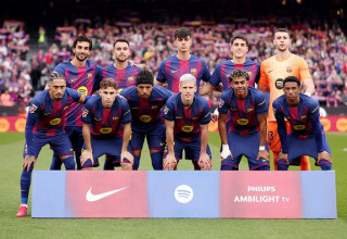 שחקני ברצלונה בתמונה קבוצתית, עונת 2025/26 (צילום: Soccrates Images)