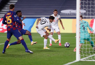 קוטיניו במדי באיירן מבקיע את השמיני מול ברצלונה 2019/20 (צילום: MANU FERNANDEZ)