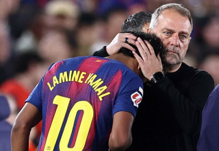 האנזי פליק מנחם את לאמין ימאל אחרי הפציעה (צילום: JOSEP LAGO)