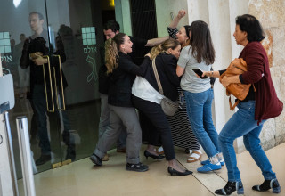 מהומות בבית המשפט העליון בדיון על הקמת ועדת חקירה (צילום: יונתן זינדל פלאש 90)
