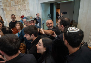 מהומות בבית המשפט העליון בדיון על הקמת ועדת חקירה (צילום: יונתן זינדל פלאש 90)