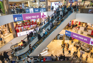 מבלים בקניון (צילום: נועם ריבקין)