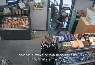 הלוחמים פורצים לתחנת הדלק בכפר עזה ב-7 באוקטובר 2023, מתוך "עובדה" (צילום: צילום מסך מתוך "עובדה", קשת 12)