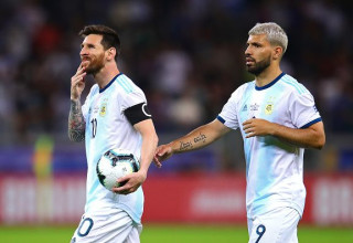 ליאו מסי וסרחיו אגוארו במדי נבחרת ארגנטינה (צילום: Getty images)