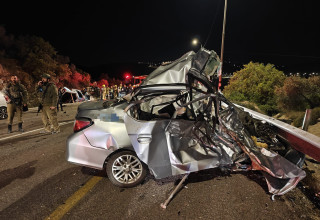 רכב מרוסק בתאונה ביהודה ושומרון (צילום: תיעוד מבצעי מד"א)