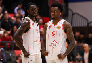 כריס ג'ימס, ג'ונתן מוטלי, הפועל תל אביב (צילום: מאור אלקסלסי)