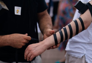 אדם מניח תפילין (צילום: Gettyimages)