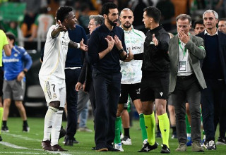 ויניסיוס ואלבארו ארבלואה מתלוננים בפני השופט (צילום: Getty images)