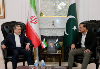 עבאס עראקצ'י ומפקד צבא פקיסטן פילדמרשל עאסם מוניר, באיסלאמבד (צילום: רויטרס)