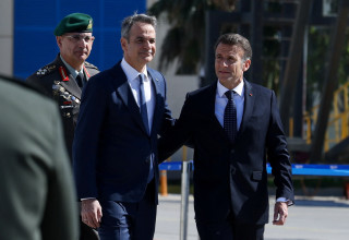 עמנואל מקרון וראש ממשלת יוון ראש הממשלה קיריאקוס מיצוטקיס (צילום: רויטרס)