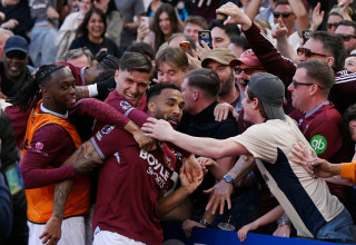 קאלום ווילסון חוגג עם אוהדי ווסטהאם (צילום: רויטרס)