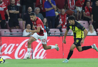 שחקן הפועל באר שבע, מוחמד אבו רומי, מול שחקן בית"ר ירושלים ירדן כהן (צילום: דני מרון)