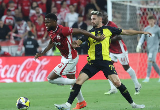 שחקן הפועל באר שבע, לוקאס ונטורה, מול שחקן בית"ר ירושלים, עומר אצילי (צילום: דני מרון)