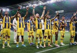 שחקני מכבי תל אביב חוגגים (צילום: מאור אלקסלסי)