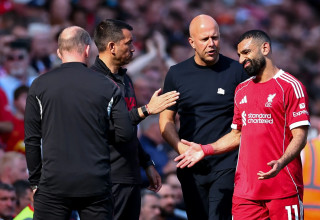 חלוץ ליברפול מוחמד סלאח לצד מאמן הקבוצה ארנה סלוט (צילום: GettyImages)