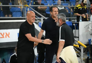 חיוכים, בלי טקס. רוני לוי וחיים שבו עם יוסי אבוקסיס (צילום: ברני ארדוב)