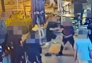 זירת הרצח בפתח תקווה: בני (ימנו) זלקה נאבק מול הנערים (צילום: מסך)