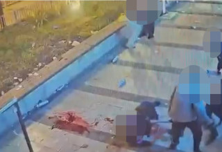 זירת הרצח בפתח תקווה: בני (ימנו) זלקא נאבק מול הנערים (צילום: מסך)