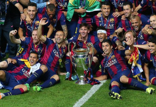 שחקני ברצלונה חוגגים זכייה בליגת האלופות 2015 (צילום: GettyImages)