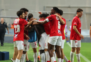 שחקני הפועל תל אביב חוגגים (צילום: אודי ציטיאט)