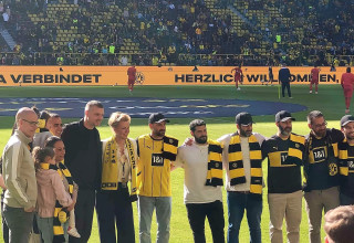 עמרי מירן, גלי וזיו ברמן במשחק של דורטמונד (צילום: צילום מסך, X (טוויטר))