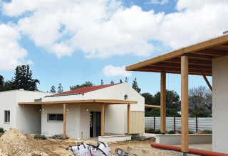 הבתים החדשים הראשונים של "שכונת החלוץ" שיאוכלסו בניר עוז  (צילום: מאור רויטמן)