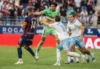 שוער סראגוסה שולח אגרוף לפניו של שחקן הואסקה (צילום: X (לשעבר טוויטר))