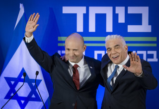 יאיר לפיד ונפתלי בנט (צילום: חיים גולדברג, פלאש 90)