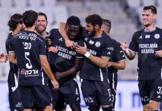 שחקני עירוני טבריה חוגגים עם סמביניה (צילום: מאור אלקסלסי)
