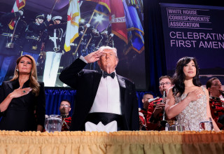 נשיא ארה"ב דונלד טראמפ רגעים לפני ניסיון ההתנקשות בו (צילום: רויטרס)