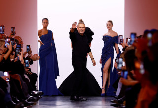 מעצב העל אלי סעב בתצוגת אופנה שעיצב עבור הוט קוטור (צילום: רויטרס)