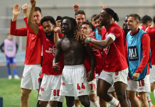 שחקני הפועל תל אביב חוגגים עם דניאל דאפה (צילום: אודי ציטיאט)