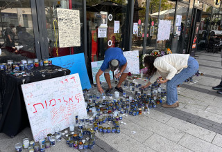 אנדרטה לזכרו של ימנו זלקה ז"ל מחוץ לפיצרייה בה עבד ונרצח (צילום: אבשלום ששוני)