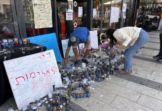פינת זיכרון עבור ימנו בנימין זלקה ז"ל בסניף "פיצה האט" בפתח תקווה בו עבד (צילום: אבשלום ששוני)